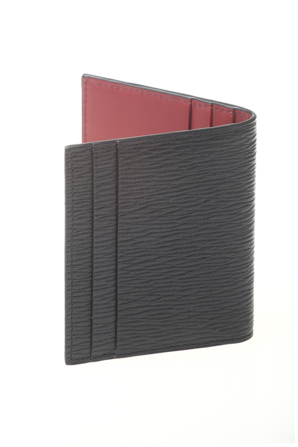 shop SALVATORE FERRAGAMO  Portacarte: Salvatore Ferragamo porta carte di credito Gancini in pelle di vitello martellato.
Interni in tonalità a contrasto.
Struttura con fessure sia all'interno che all'esterno.
Ornamento Gancini in finitura palladio sul davanti.
Dimensioni: Altezza 9.5 cm, Lunghezza 16 cm.
Composizione: 100% pelle di vitello.
Fabbricato in Italia.. 660371 REVIVAL-001740946NERO/MOSTO number 84584